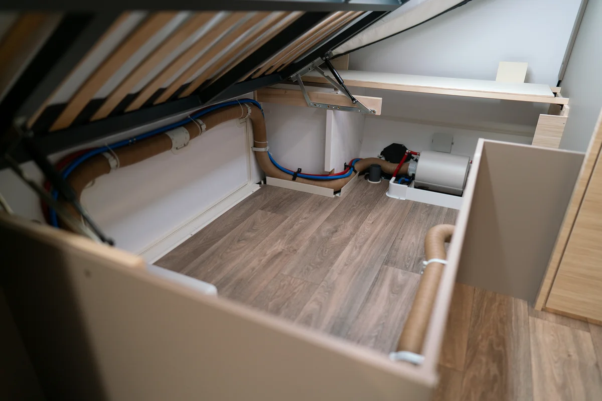 Stauraum unter dem Bett unter hochgeklapptem Lattenrost