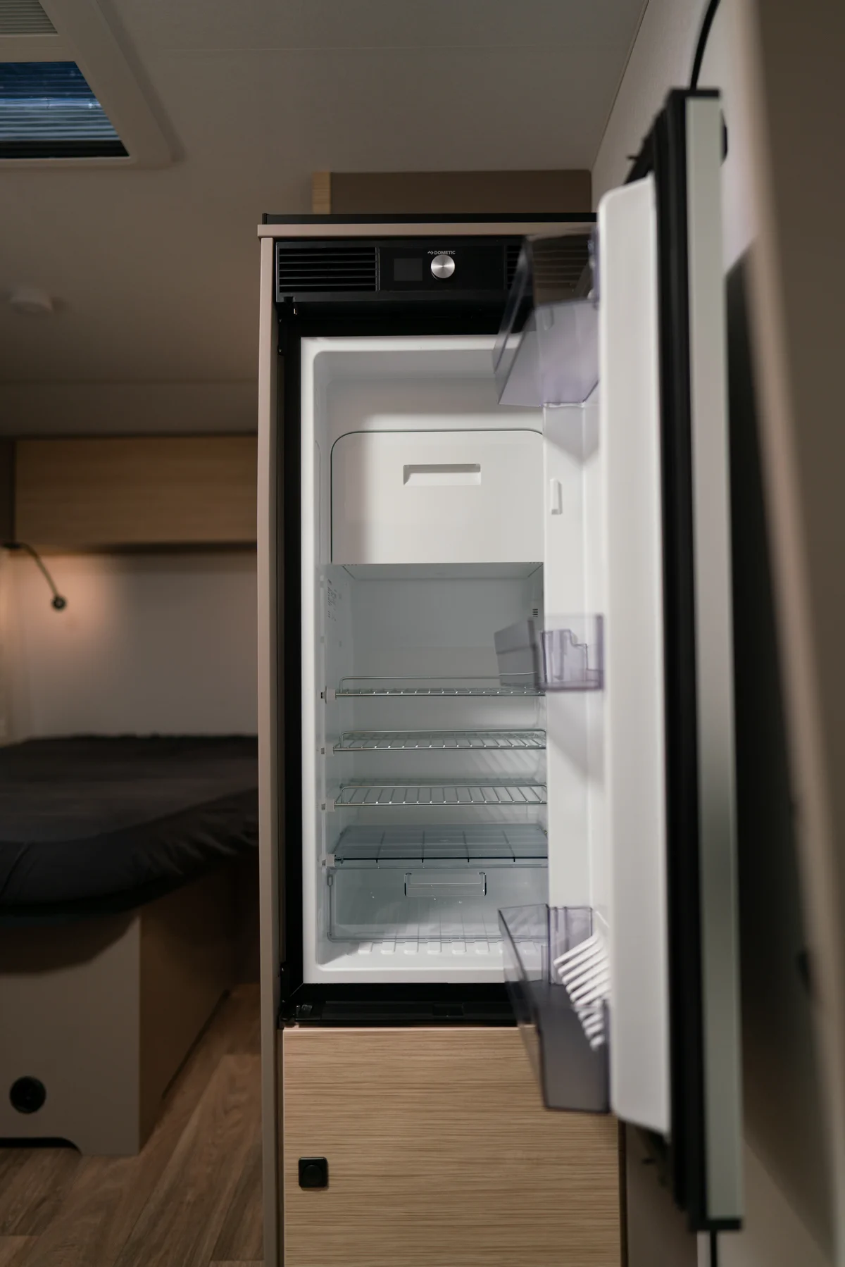 Kühlschrank mit herausnehmbarem Gefrierfach und nach rechts geöffneter Tür