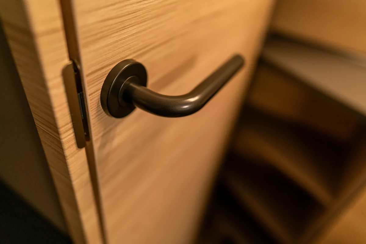 Hochwertiger länglicher Türgriff mit abgerundeter Ecke in schwarz