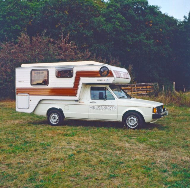 1982_Tischer-Wohnkabine auf historischem weißen Pickup – leicht erhöhte Kabine mit Stufen.