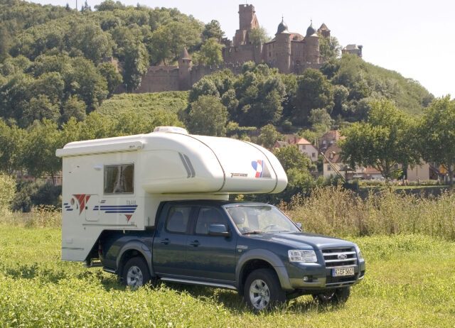 2013_Tischer_Historie_94 - Tischer-Kabine auf dunkelblauem Ford Ranger – Burg im Hintergrund.