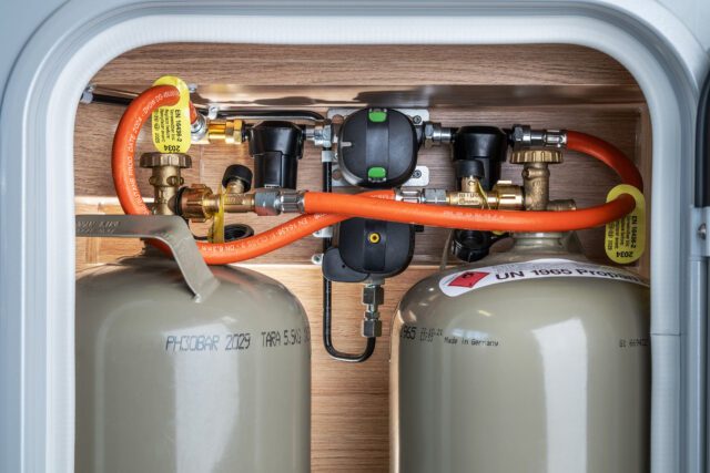 „TRUMA Duo Control CS“ Gasinstallation mit Regler und Absperrhähnen in Tischer Wohnkabine.