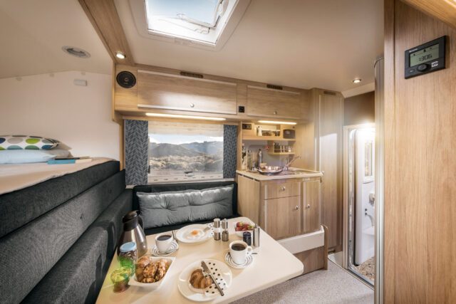 Essbereich und Küchenzeile in der Trail Box 240 – kompakter Wohnraum mit Fensterblick.