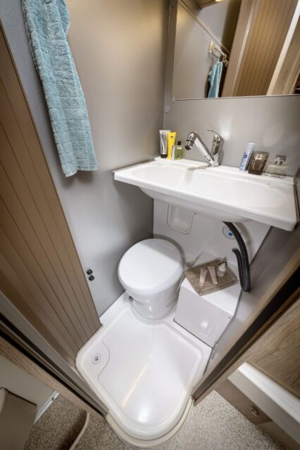 Waschbecken über Kassettentoilette – platzsparende Lösung im Bad der Tischer Wohnkabine.