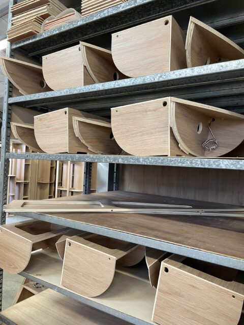 Regal mit gefrästen Holzteilen für Möbel und Innenausstattung der Tischer Absetzkabinen.