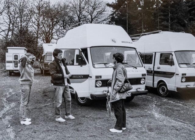 Tischer Classic Treffen 1983 - Drei Menschen im Gespräch vor einem Classischen Camper-Van