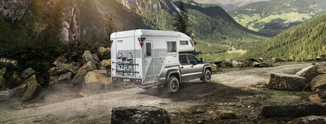 Tischer_AmarokTrail230S_Tischer Wohnkabine – Rückansicht beim Offroad-Einsatz in den Bergen.