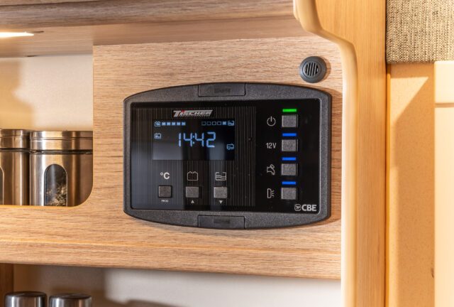 Tischer-Bedienpanel für Strom und Heizung – modernes zentrales Steuerungselement.