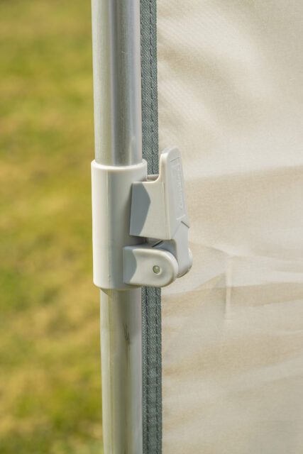 GripStop Schnell-Feststell-Verschlüsse Klemmhalter aus Kunststoff am Gestänge des Tischer Vorzelts zur Fixierung der Seitenwand.