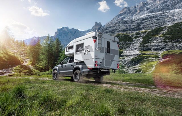 Tischer Trail Box 200 auf Pick-UP im Gelände – Offroad-Einsatz in den Bergen.