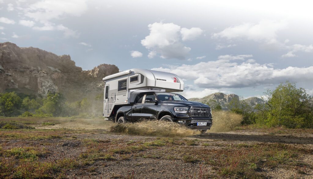 Tischer 250S oder 275S auf Dodge RAM im Offroad-Gelände – robuster Pickup mit Wohnkabine.