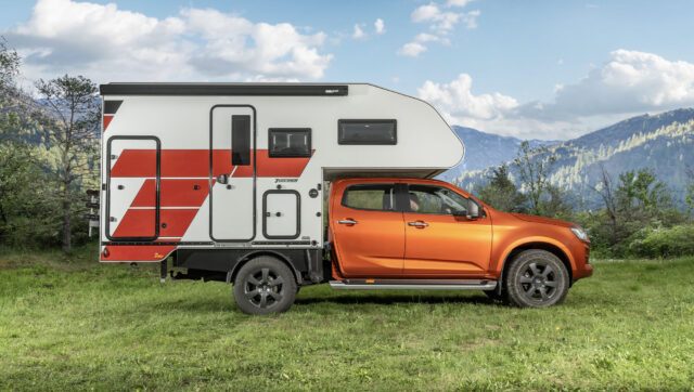 Seitenansicht der Tischer 260SP Flatbed montiert auf einem orangenen Isuzu D-Max.