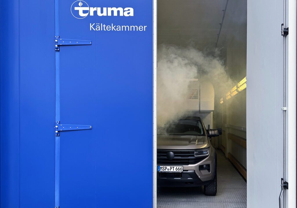 Tischer-Fahrzeug in blauer Kältekammer von Truma – Sicht auf simulierte Kälteprüfung.